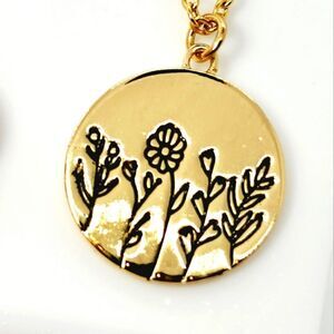 Cute! Gold Toned Floral Necklace Flowers Jewelry Gift